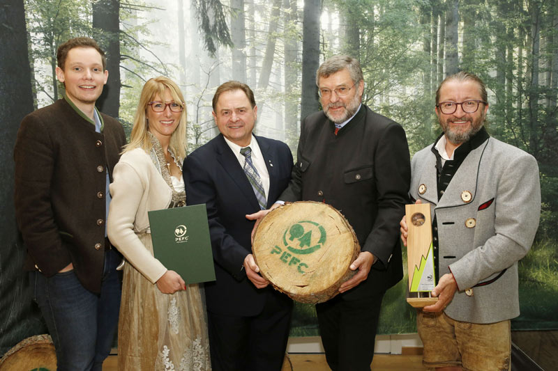 Herbert Laßnig nimmt PEFC Award entgegen