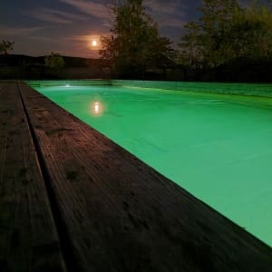 Unterwasserbeleuchtung im Holc Naturpool