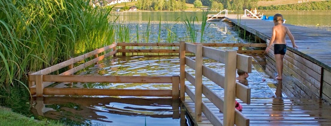 Kind springt in Holc Naturpool in einem See eingebaut - Vorteile
