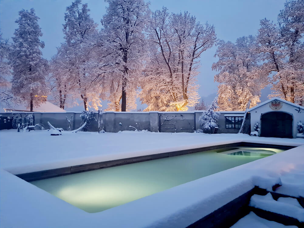 Ein Holc Naturpool im Winter. Das Wasser bleibt ganzjährig im Pool.