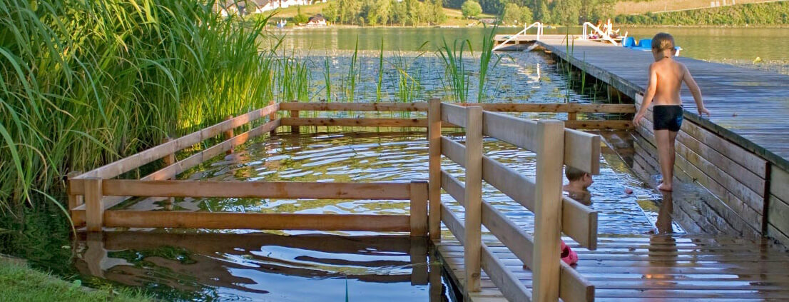 Holc Naturpool im See mit Kindern